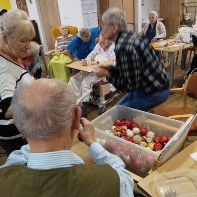 Zdobení vánočního stromečku