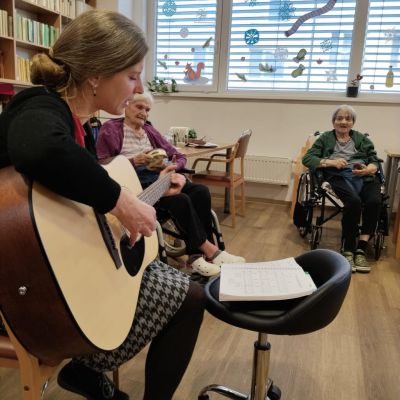 Zdobení vánočního stromečku